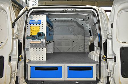 01_Fiat Fiorino zariadený so zásuvkami pod podlahou a výbavou Syncro Ultra